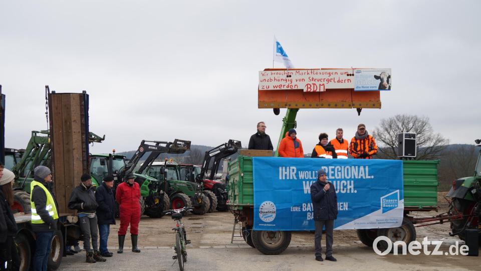 Die Redner bei der Demonstrationsveranstaltung waren (von links nach rechts) MdL Alexander Flierl, Georg Rabl, Barbara Ruhland und (rechts) Tobias Ehrenfried sowie (vorne Mitte) Josef Irlbacher Bild: wel