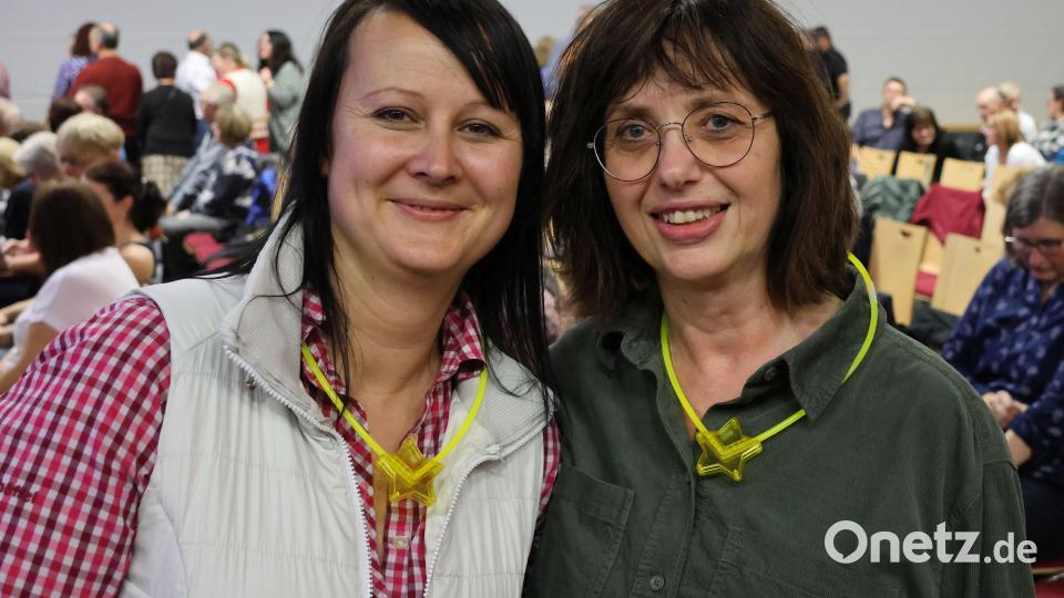 Nicole und Gabi sind vor allem Roland-Kaiser-Fans und besuchten die „Kaiser Mania“ in Dresden. „Da konnte uns auch das schlechte Wetter nicht davon abhalten! – Und heute sind wir hier in Speichersdorf. Schlager sind einfach klasse! Wir warten jetzt auf die Lieder von Roland Kaiser.“ Leider kamen keine. Gefallen hat es ihnen aber trotzdem. Bild: rpp