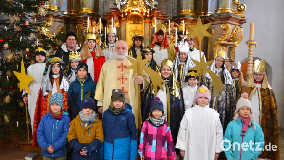 Die Ministrantinnen und Ministranten der Pfarrei Ehenfeld nach dem Festgottesdienst zusammen mit Pater Alfred Lindner und Gemeindereferentin Barbara Schlosser (hinten links). Bild: fdl