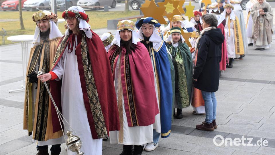 Die Grafenwöhrer Sternsinger waren in acht Gruppen eingeteilt und sind in zwei Tagen von Haus zu Haus gegangen. Auch die Gößenreuther Sternsinger haben den Segen in die Wohnungen gebracht. Bild: rgr