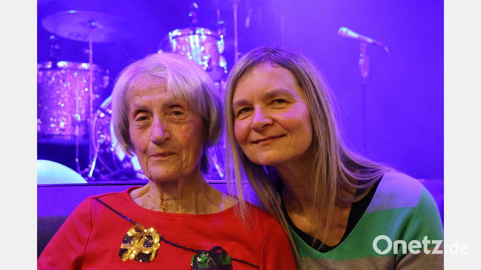 Jung und Alt besuchten das Konzert gemeinsam. Isabella und ihre Mutter Caroline waren die ersten auf dem Tanzparkett. Bild: rpp