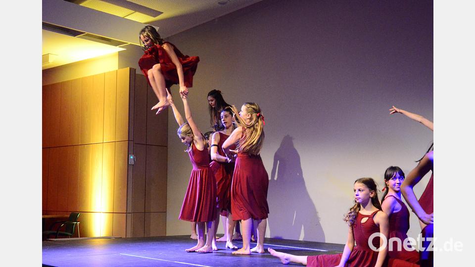 Mit Leichtigkeit schleuderten die Turnerbund-Mädels ihre Mittänzerin bis unter die Saaldecke hoch. . Bild: Kunz