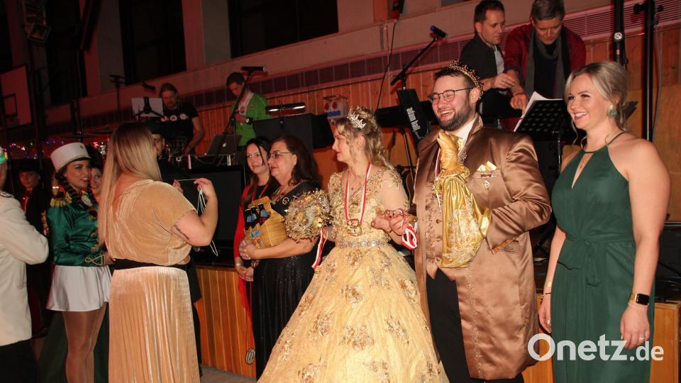 Auch die Gast-Prinzenpaare sind mit Faschingsorden ausgezeichnet worden. Bild: frd