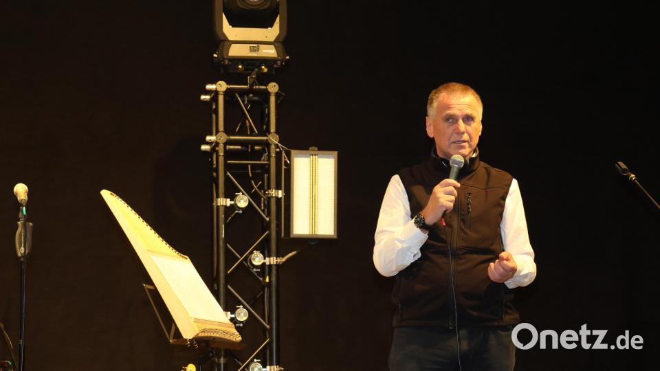 Wolfgang Hüner stellt vor dem Konzert das Veeh-Harfen Projekt vor. Bild: rpp