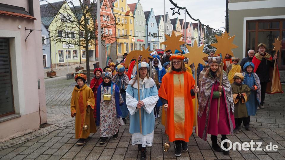 Zehn Sternsingergruppen zogen an zwei Tagen durch Neustadt/WN und sammelten für Kinder in Not. Bild: krb