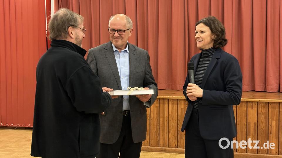 Pfarrer Thomas Stohldreier und Pfarrgemeinderatssprecherin Kerstin Kiener dankten dem Lektor und Kommunionhelfer Michael Bauer (Mitte) mit einem Geschenk für 36 Jahre Dienst im Ehrenamt. Bild: Stefan Bayerl