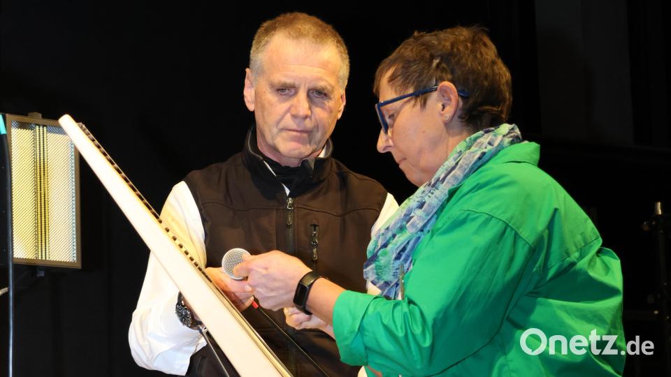 Sieglinde Hübner zeigt wie man mit Veeh-Harfen spielt. Bild: rpp