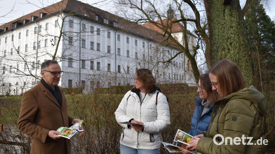 Bernd Sommer, Vorsitzender des Vorstands der Stiftung Kultur- und Begegnungszentrum Abtei Waldsassen, Natur- und Umweltpädagogin Gitte Sommer (stellvertretende Leiterin der Geschäftsstelle), Verwaltungsfachkraft und Teamassistentin Astrid Blessenberger sowie die Leiterin der Geschäftsstelle, Johanna Härtl, präsentieren das Programm 2024. Bild: Umweltstation Waldsassen/exb