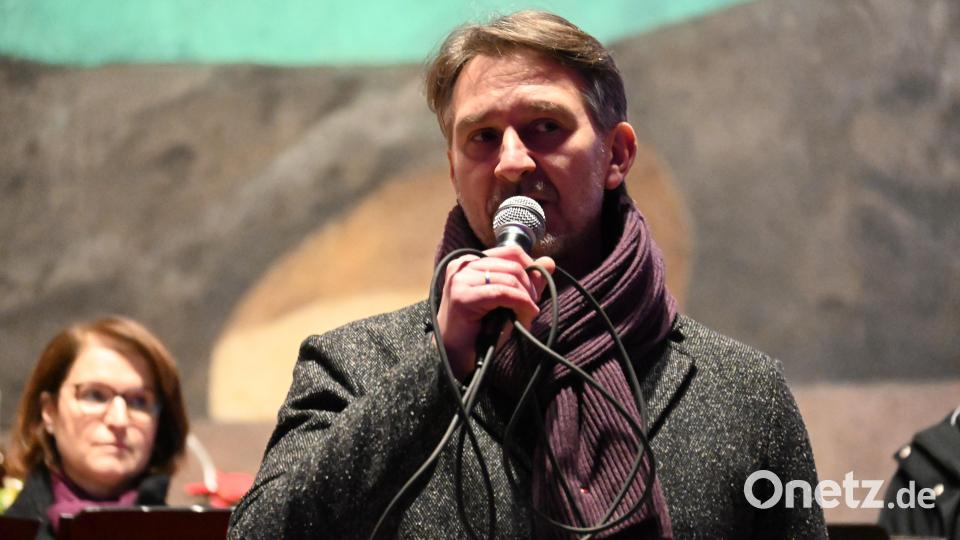 Ein Hauch von Bing Crosby wehte durch die Kirche, als Adrian Kapornyai das &quot;White Christmas&quot; als Solist präsentierte. Bild: kki