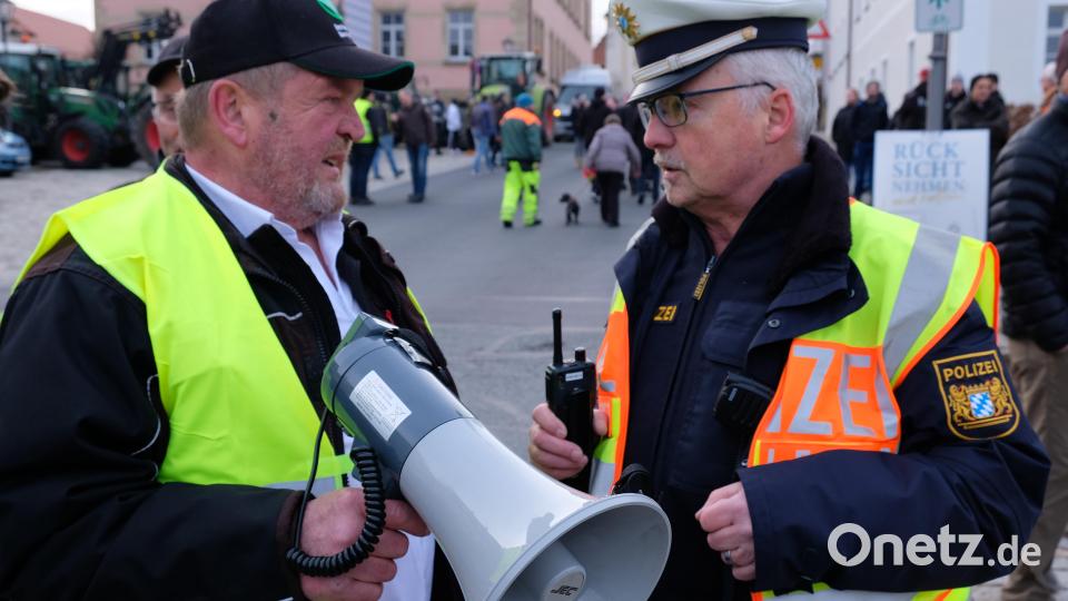 Hand in Hand bei der Sternfahrt auf Sicherheit bedacht. BBV-Kreisobmann Josef Fütterer dankt Polizeichef Werner Stopfer Bild: do