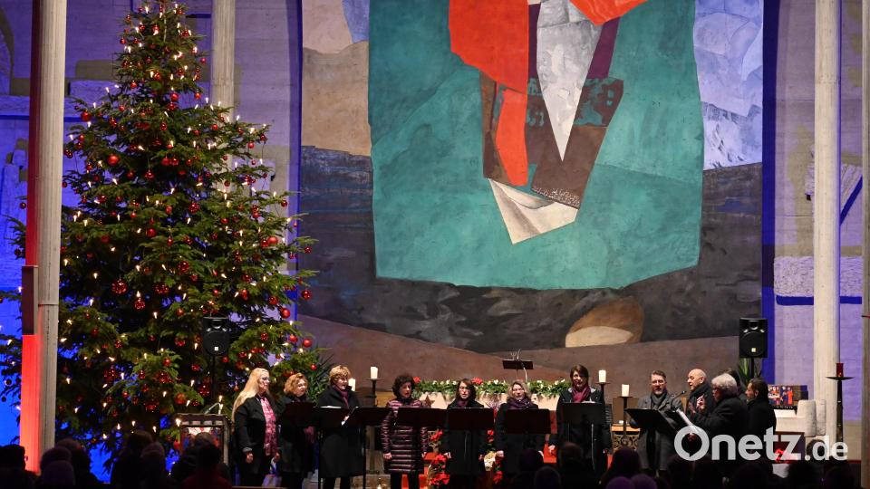 Prächtig geschmückt und stimmungsvolles Licht zauberten zusammen mit ChorDiSono noch einmal Weihnachten in die voll besetzte Auferstehungskirche. Bild: kki