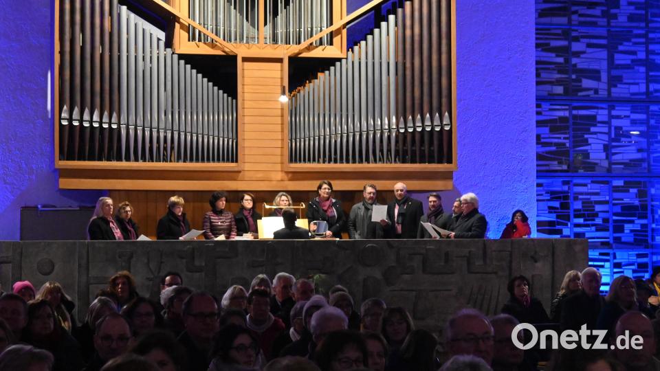 In der voll besetzten Auferstehungskirche lauschten die Besucher den Klängen hinter sich beim &quot;Transeamus&quot; des Vokalensembles mit Organist Roland Assion. Bild: kki
