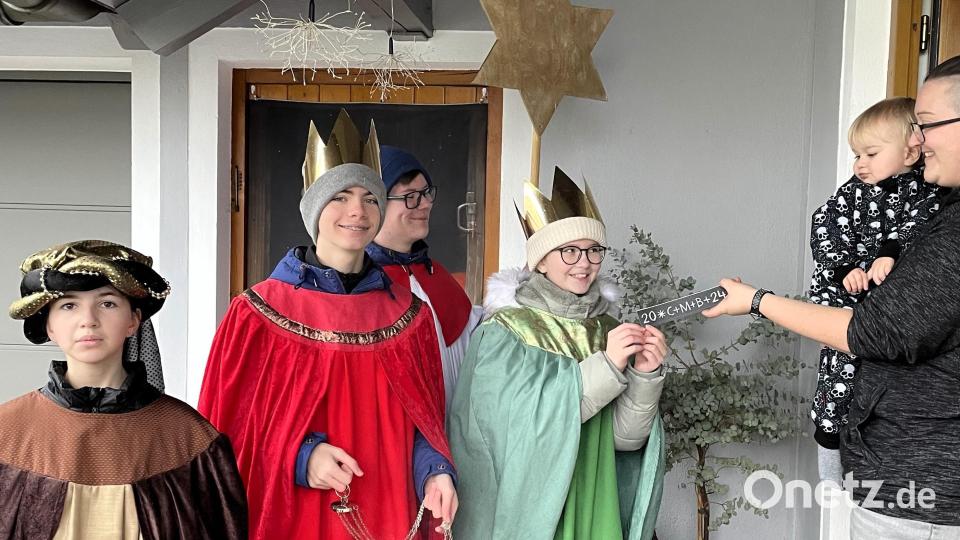 An den Haustüren wurden Aufkleber zur Segnung der Häuser übergeben. Bild: wlr