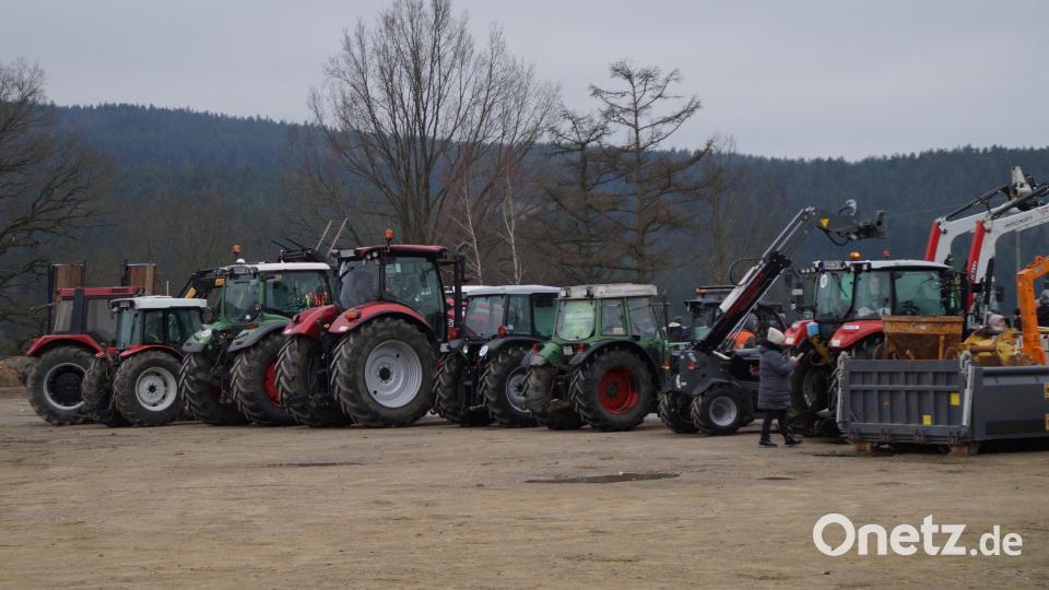 Etwa 50 Traktoren und landwirtschaftliche Fahrzeuge nahmen an der Demonstrationsveranstaltung teil Bild: wel