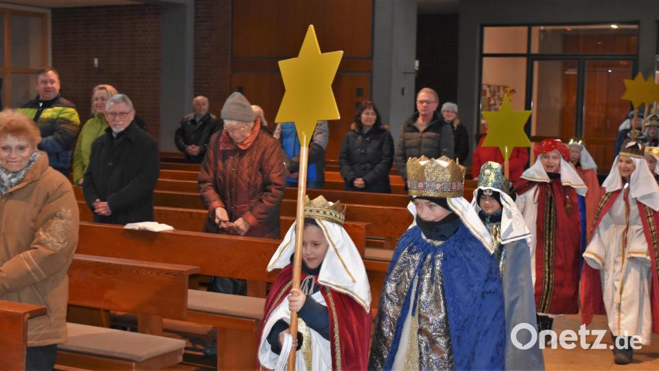 Die Grafenwöhrer Sternsinger waren in acht Gruppen eingeteilt und sind in zwei Tagen von Haus zu Haus gegangen. Auch die Gößenreuther Sternsinger haben den Segen in die Wohnungen gebracht Bild: rgr