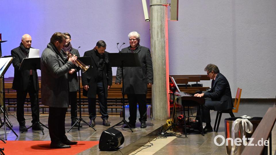 Jazzig präsentierten Frank Hennig am Flügelhorn und Wolfgang Dirscherl am Klavier die kommenden Hirten, die es laut Moderation von Ensemble-Mitglied Christian Kick (hinten links) ganz schön eilig hatten. Bild: kki