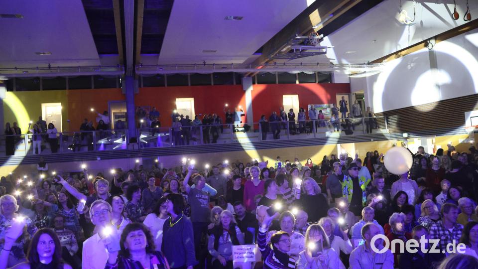 Stimmung pur in der zum Konzertsaal umfunktionierten Sportarena. Bild: rpp