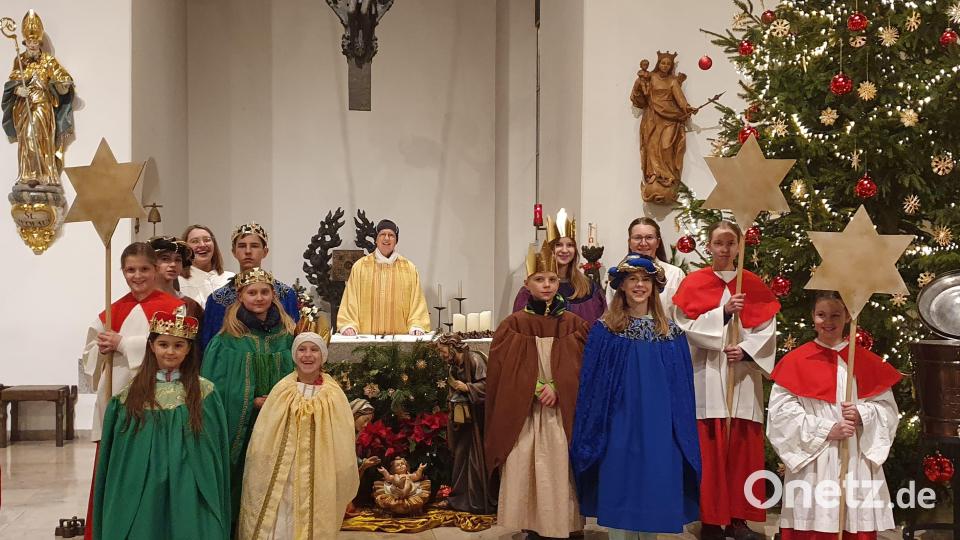 Im Gottesdienst an Heilig drei König kamen brachten die Sternsinger ihre gesammelten Spenden mit. Bild: Jörg Frenzel