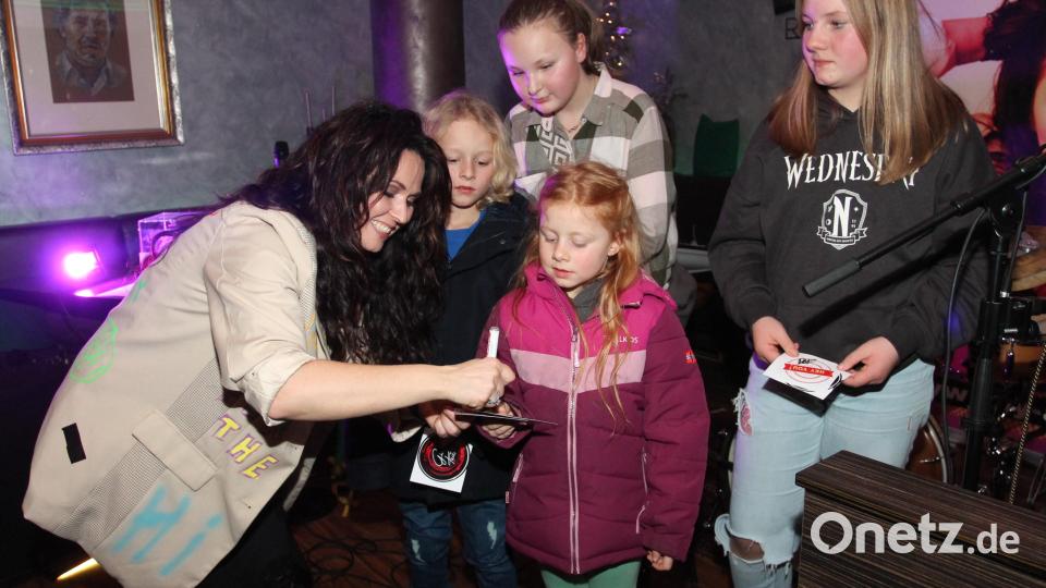 Auch die Jüngsten sind begeistert und freuen sich über Autogramme der Sängerin. Bild: pi