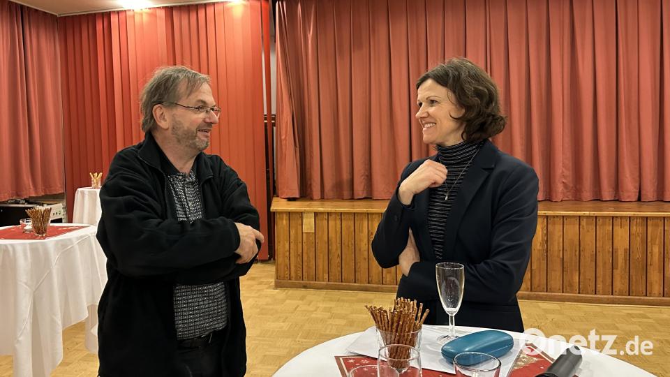 Für Pfarrer Thomas Stohldreier und Pfarrgemeinderatssprecherin Kerstin Kiener war es der erste Neujahrsempfang, seit beide im September vergangenen Jahres ihren Dienst angetreten hatten. Bild: Stefan Bayerl