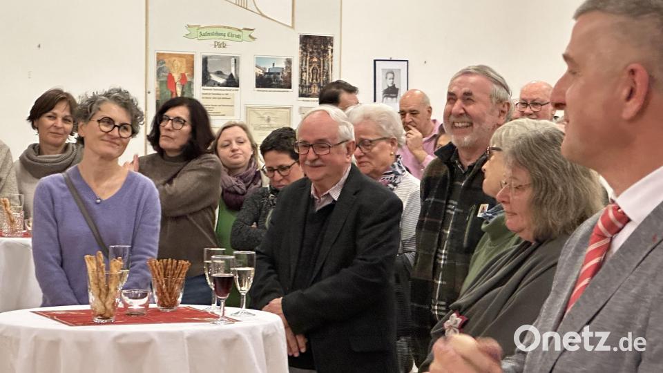 Für seine jahrelange Arbeit in verschiedenen Ehrenämtern erhielt auch Karl Prell (Mitte) ein Geschenk als Würdigung der Pfarrei. Bild: Stefan Bayerl