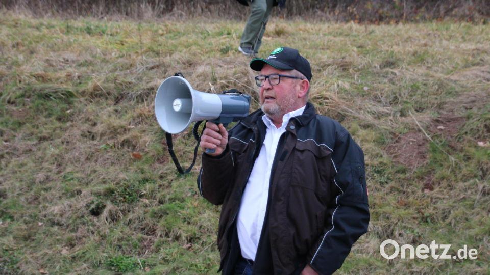 Kreisobmann Josef Fütterer weist die Teilnehmer über den Ablauf der Protestfahrt ein. Bild: sne