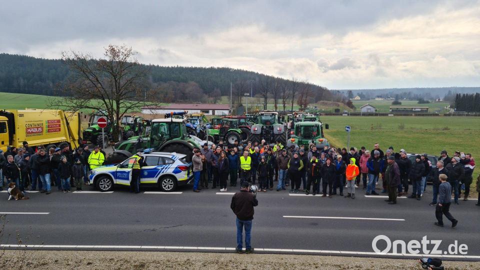 Bauernverbands-Kreisobmann Josef Fütterer erklärt den Protestteilnehmern den Ablauf der Aktion. Bild: sne