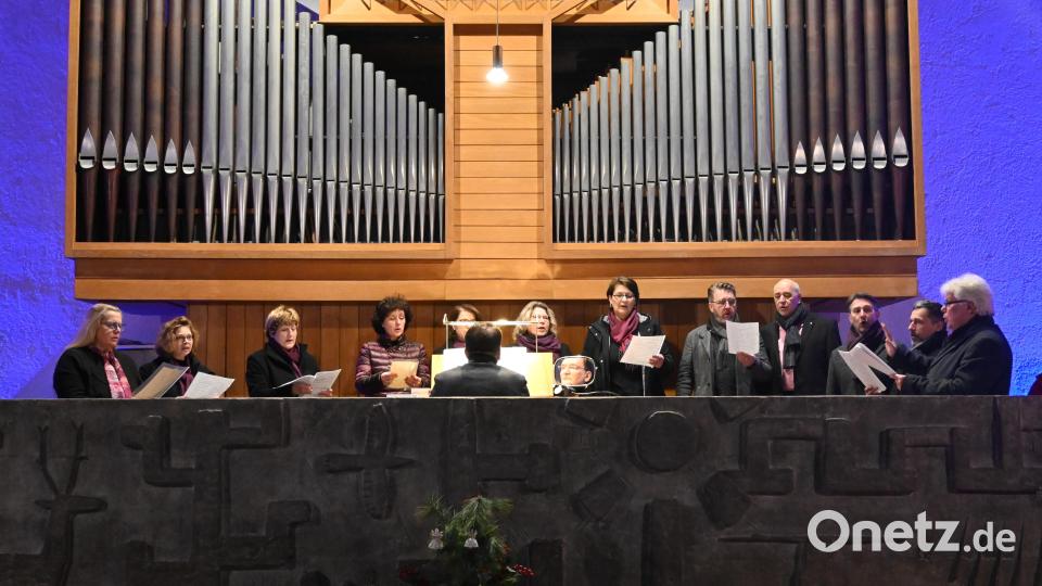 Mit Organist Roland Assion stimmten die zwölf Sänger um Chorleiter Alexander Meiler (rechts) das &quot;Transeamus&quot; als Auftaktstück des Konzerts an. Bild: kki