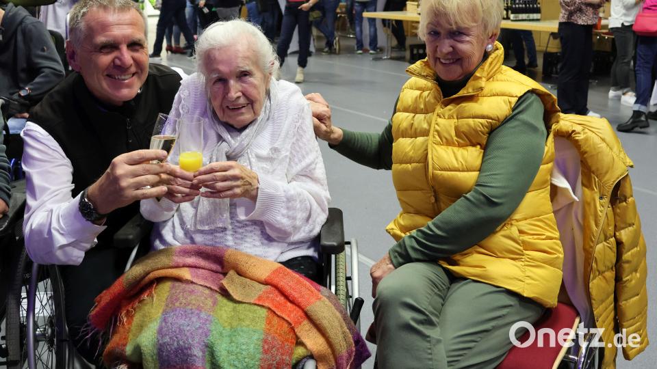 Ein besonderer Gast und Besucherin seit der ersten Veranstaltung der Stiftung Lebensfreude war Traudl Schirmer, die mit 90 Jahren viel Freude an der stimmungsvollen Musik hatte und immer noch regelmäßig Gedichte schreibt. Zusammen mit Wolfgang Hübner (links) schreibt sie derzeit ihre Memoiren nieder. Bild: rpp