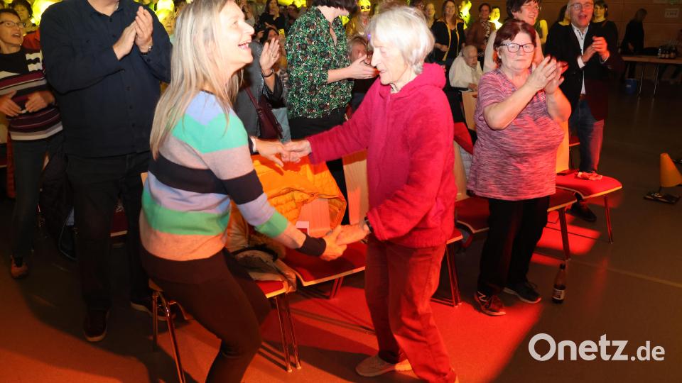 Jung und Alt genossen die Hits aus den Siebzigern und tanzten, wo gerade Platz war. Bild: rpp