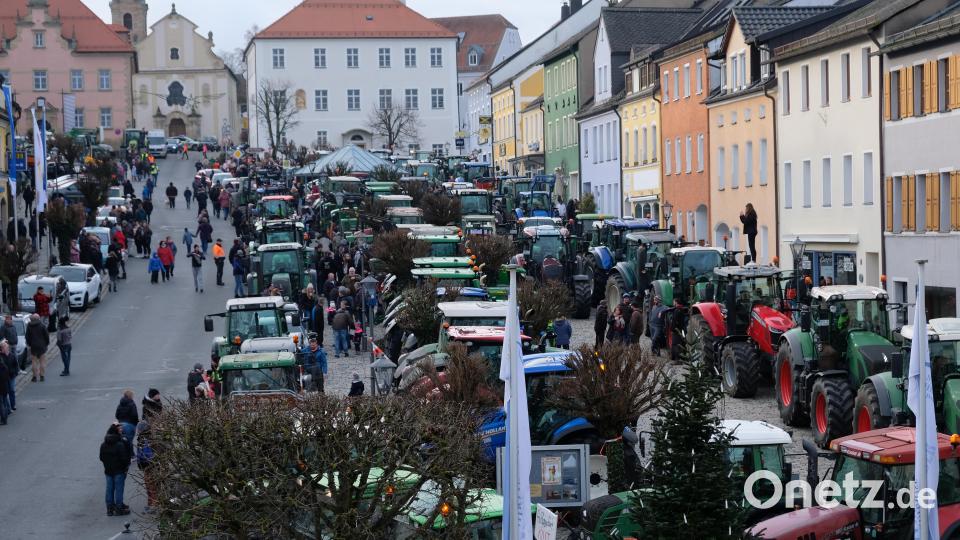 Hunderte von Landwirten demonstrierten mit ihren Schleppern am Dreikönigstag auf dem Eschenbacher Karlsplatz gegen die Pläne der Ampel-Koalition, den Bauern Steuervergünstigungen zu streichen Bild: do