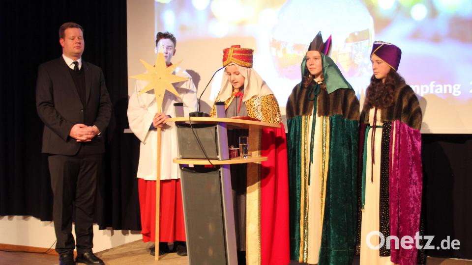 Den kirchlichen Segen für das Jahr 2024 überbrachten Stadtpfarrer Thomas Kraus sowie eine Abordnung der Sternsinger Bild: stg