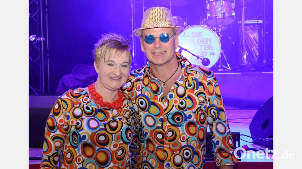 Die richtige Kleidung gehört einfach dazu. Christine und Heiko aus Münchberg kamen im Partnerlook und fanden das Motto „70er-Jahre“ und die Liedauswahl der Band: „einfach super!“ Auch die Location und die Arbeit der Stiftung Lebensfreude beeindruckten ebenso, wie „Das breite Spektrum, das hier angeboten wird. Wir kommen wieder.“ Bild: rpp