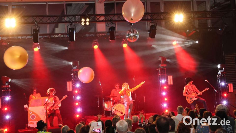 Mit großen Luftballons wurde das Publikum zum Mitmachen animiert. Bild: rpp