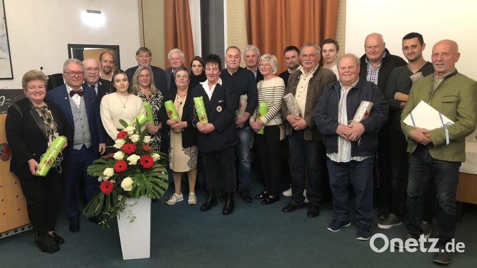 Bürgermeister Toni Dutz nahm sich viel Zeit, um den &quot;Menschen des Jahres&quot; mit je einer Laudatio, Urkunden und Geschenken für ihren Einsatz und ihre Erfolge zu danken. Bild: wro