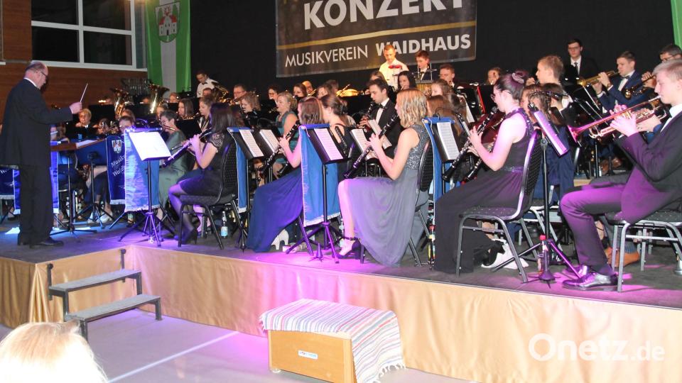 Das Große Vereinsorchester des Musikvereins Waidhaus um Hermann Mack begeistert beim Neujahrskonzert. Bild: pi