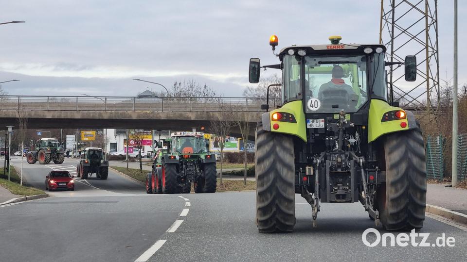 Die Protestwoche der Landwirte hat begonnen. Es sind zahlreiche Aktionen und Versammlungen angekündigt. Landwirte aus dem Landkreis Neustadt/WN machen sich auf den Weg zur Kundgebung in Weiden. Bild: jak