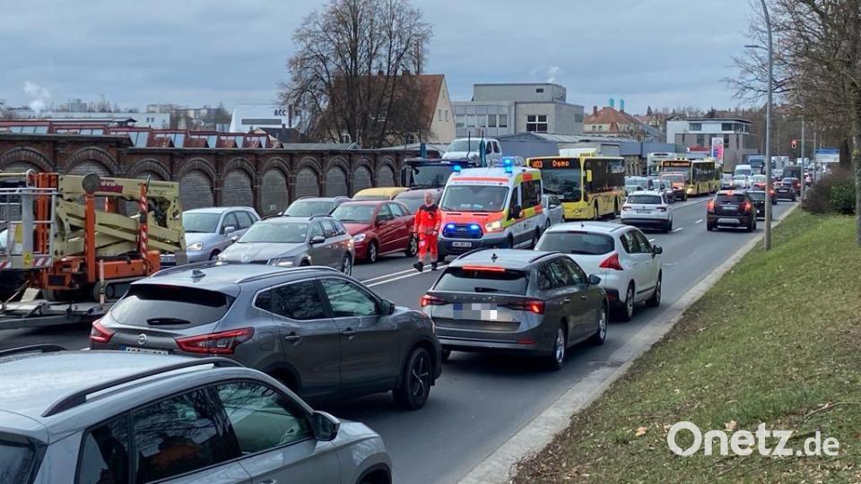 Es kam Montagmittag zwar zu Verkehrsbehinderungen, doch diese waren laut Polizei absehbar. Ein kilometerlanger Protestzug mit rund 700 Traktoren und anderen Fahrzeugen brachte den Verkehr stellenweise komplett zum Erliegen. Ein Rettungswagen bleibt hier im Verkehr stehen, doch generell verliefen die Proteste unproblematisch. Bild: ass