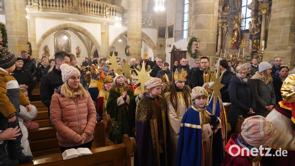 Die Sternsinger zogen in die Stadtpfarrkirche zum Aussendungsgottesdienst ein. Bild: Pfarrei Kemnath/exb