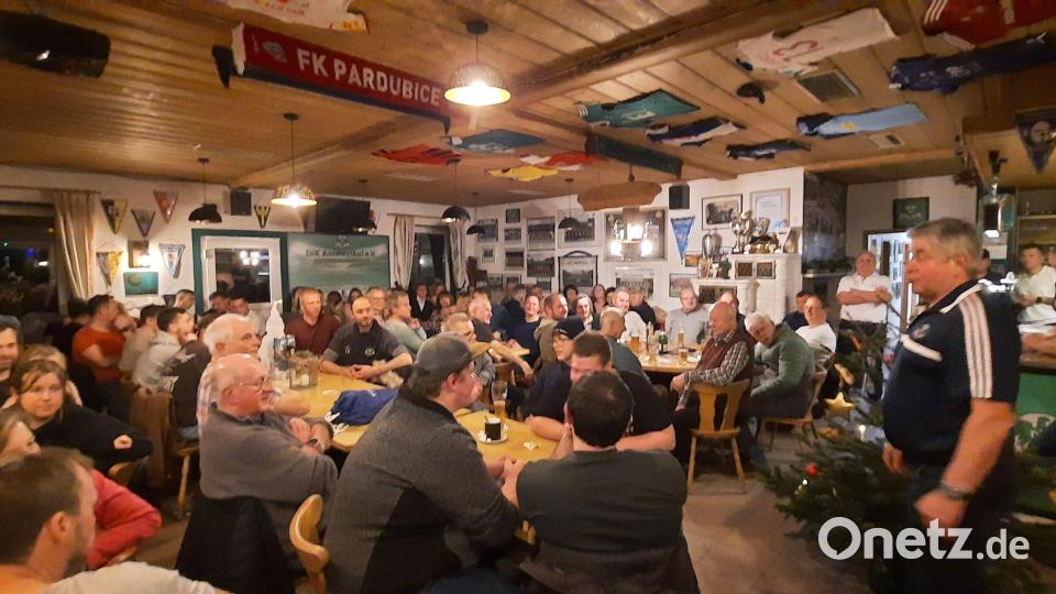 Volles Sportheim und beste Stimmung bei der Christbaumversteigerung, rechts Peter Haller Bild: oe