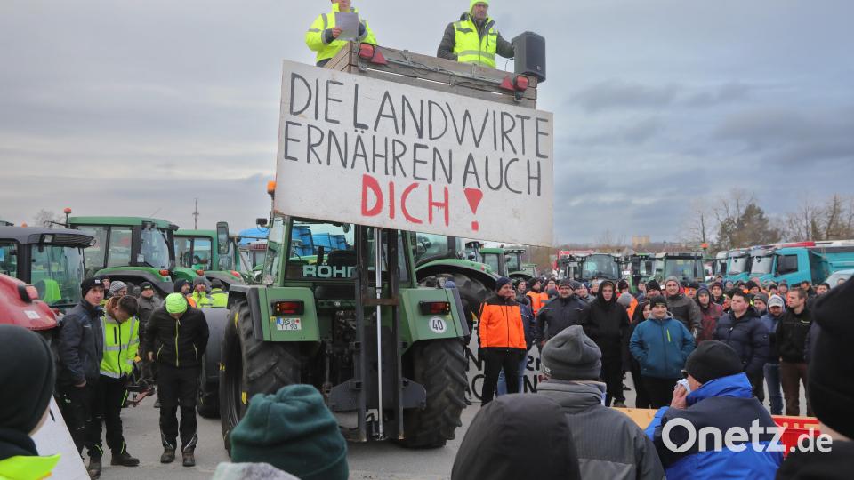 Die Landwirte hatten auch Unterstützung von Bäckern, Metzgern, Spediteuren und Landmaschinenherstellern. Bild: Wolfgang Steinbacher