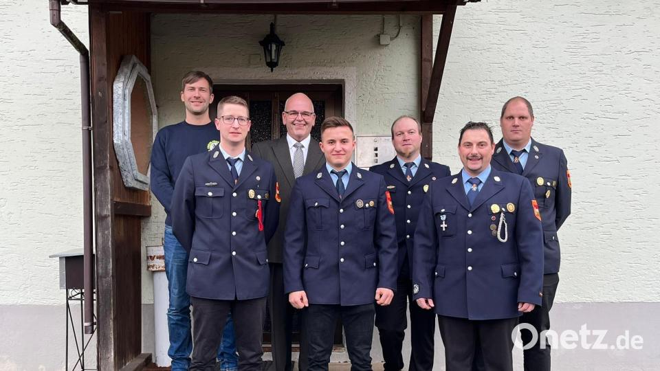 Die neue Führungsspitze der Feuerwehr Ottengrün: (von links) Kassier Kevin Führlich, Zweiter Kommandant Martin Dietl, Bürgermeister Klaus Meyer, Vorsitzender Lucas Scharnagl, Löschmeister Daniel Ott, Kommandant Norbert Scharnagl und Gerätewart Jürgen Braun. Bild: Feuerwehr Ottengrün/exb
