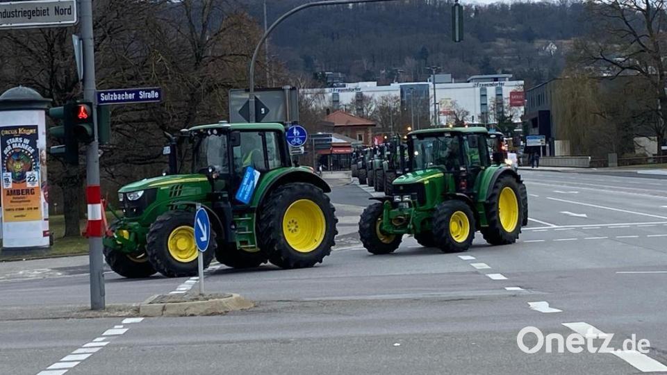 Eine gigantische Schlange von 700 Traktoren und Lastwagen ist am Montagvormittag von Amberg nach Sulzbach-Rosenberg unterwegs, um gegen die Agrarpolitik der Bundesregierung zu protestieren - hier an der Kreuzung Maxplatz in Amberg. Symbolbild: ass