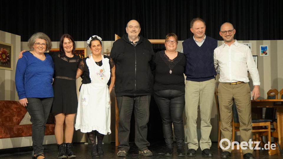 Regisseurin Veronika Biegerl (Dritte von rechts) und Rita Flierl (links) ehrten (von links) Michaela Gitter, Melanie Weber, Hans Prögler, Martin Ebenhöch und Thomas Gitter für ihr langjähriges Mitwirken an der Kolpingbühne (nicht im Bild Daniela Uschold). Bild: wel