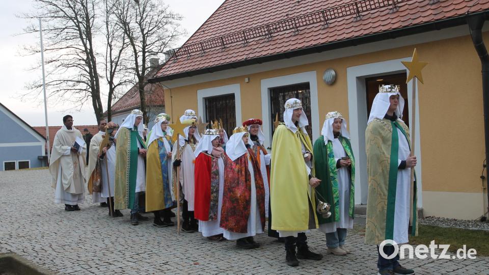 Die Sternsinger ziehen zur Pfarrkirche. Bild: pi