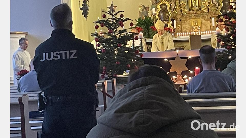 Bischof Rudolf Voderholzer bei der Messe in der Gefängniskirche. Bild: brü