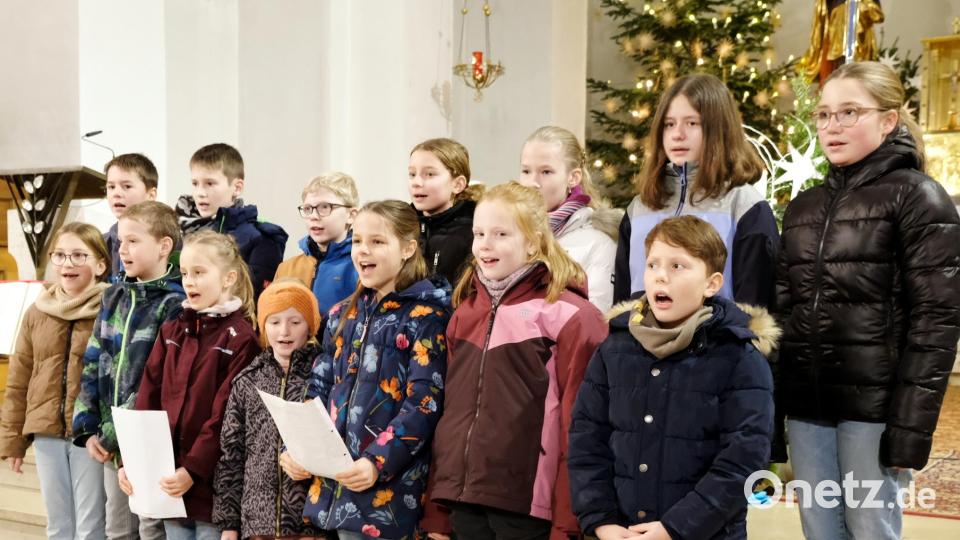 Zu Beginn des Konzertes singen die &quot;Herzenstöne&quot; aus Stulln „Auf dem Weg nach Weihnachten“. Bild: mab