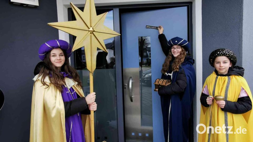 Mit guter Laune machten sich die Sternsinger Annalena Stahl, Leonie Reil und Franziska Stahl (von links) von Haustür zu Haustür auf den Weg. Bild: gz