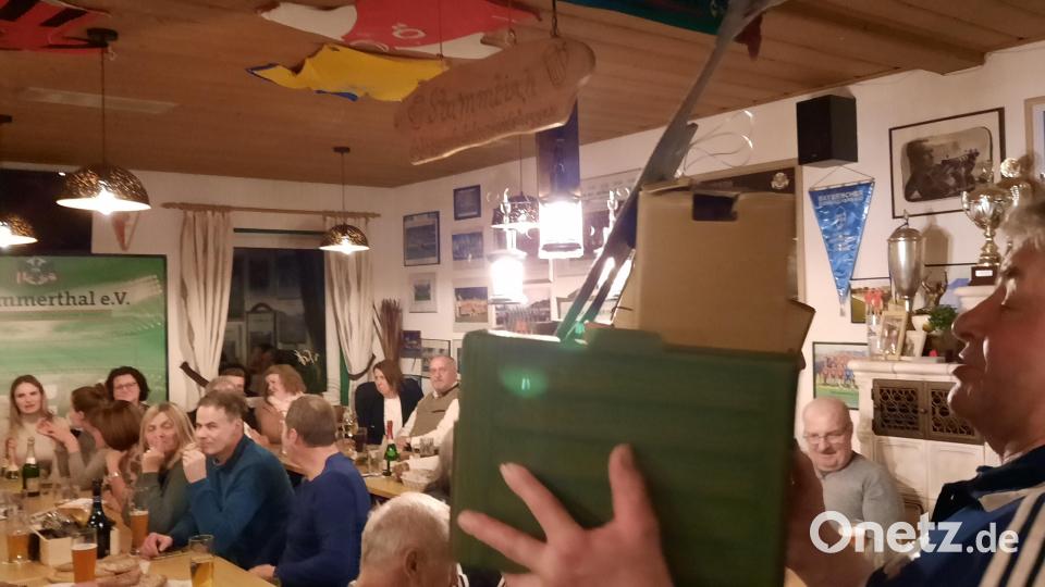 Volle Eimer mit vielen Überraschungen gingen flott weg. Rechst Peter Haller Bild: oe