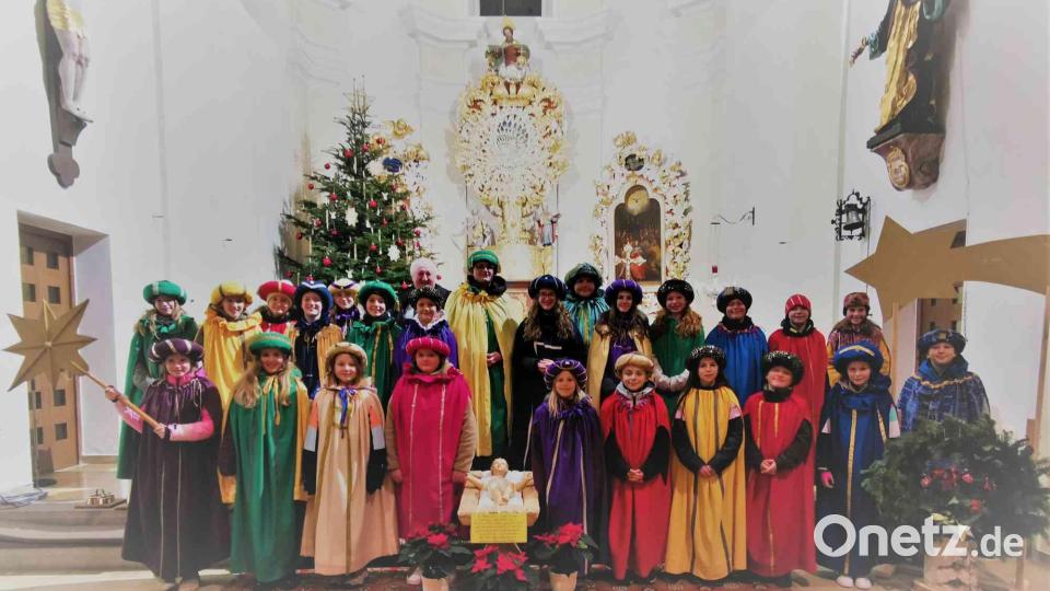 Die größte Gruppe in Waldsassen stellten die Sternsinger aus Eslarn. Vor der Aussendung versammelten sich die Mädels und Jungs mit Pfarrer Erwin Bauer um die Krippe. Bild: gz